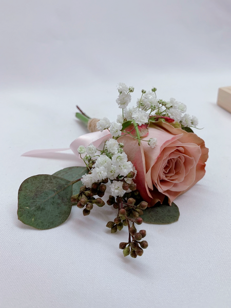 Fresh Flowers Boutonnière - Cappuccino Rose