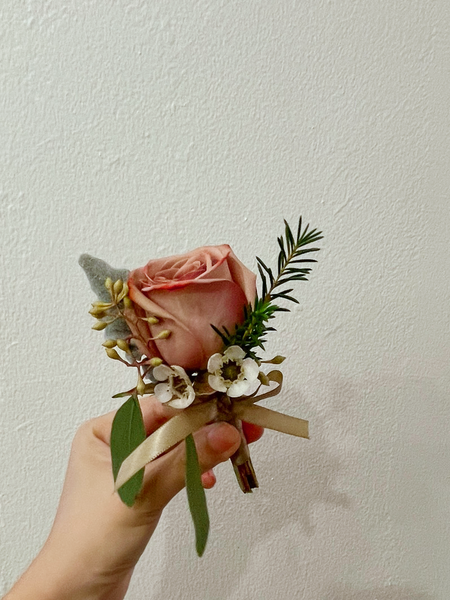 Fresh Flowers Boutonnière - Cappuccino Rose