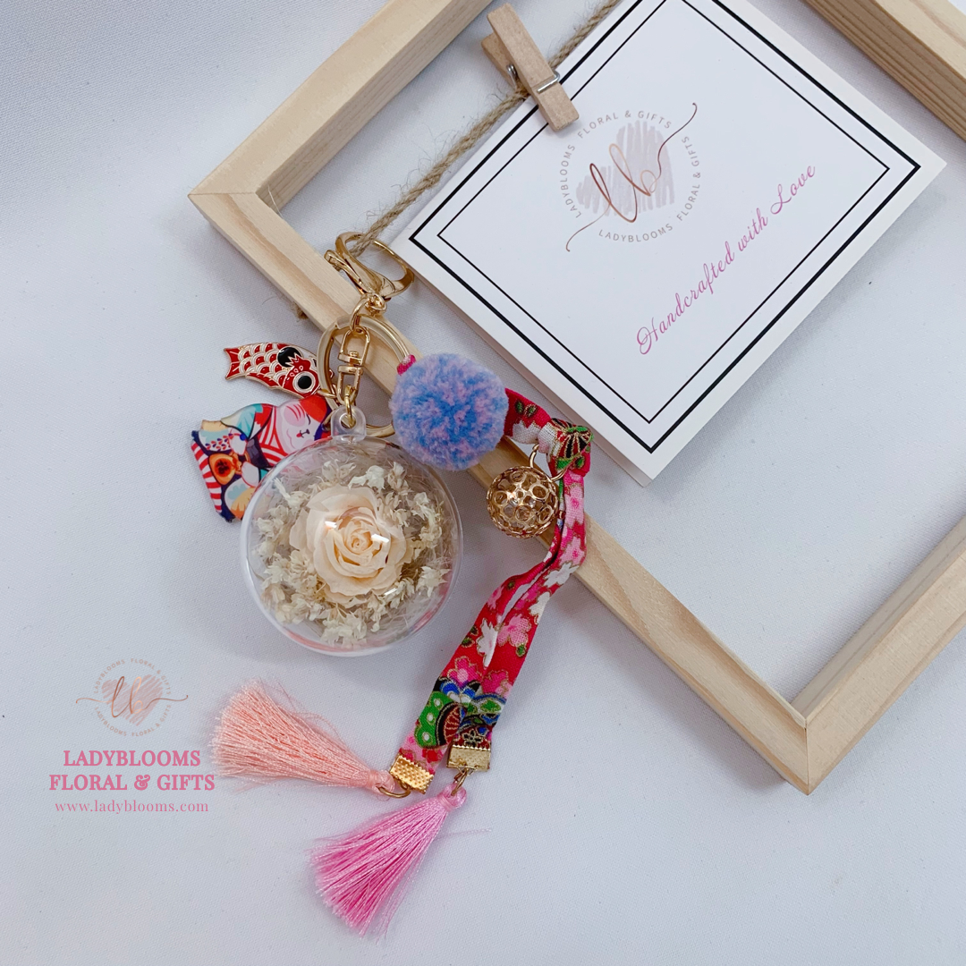 Preserved Floral Charm - Fortune Kitty in Pink