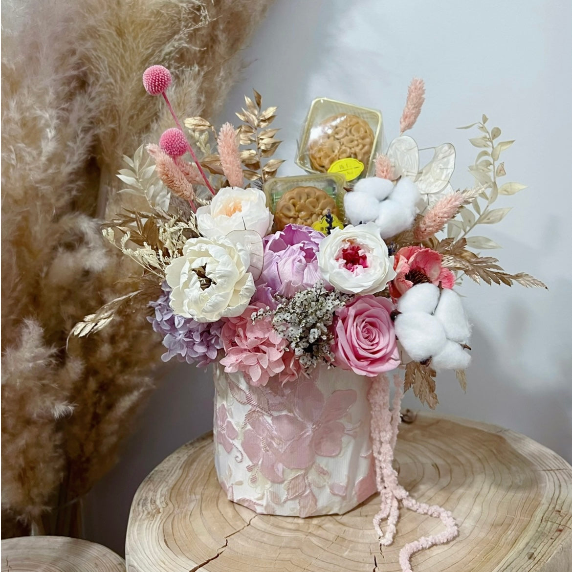 Mooncake with Preserved Flowers Arrangements